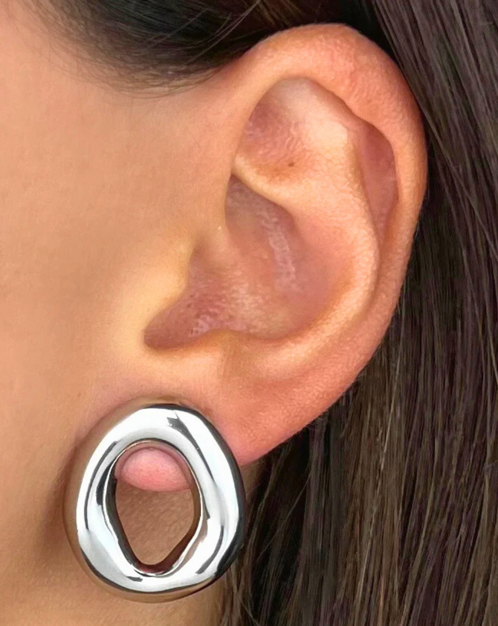 Silver SCULPT DROP earrings DROP stainless steel on the model's ear – Trgovina Patrizia .