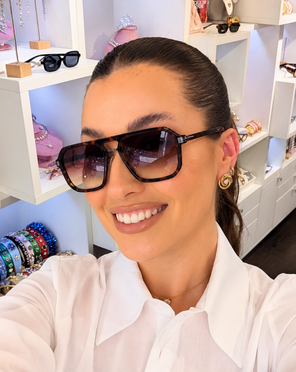 Sončna očala s kvadratnimi stekli in UV400 zaščito – trgovina Patrizia Ljubljana, moderen eleganten modni dodatek