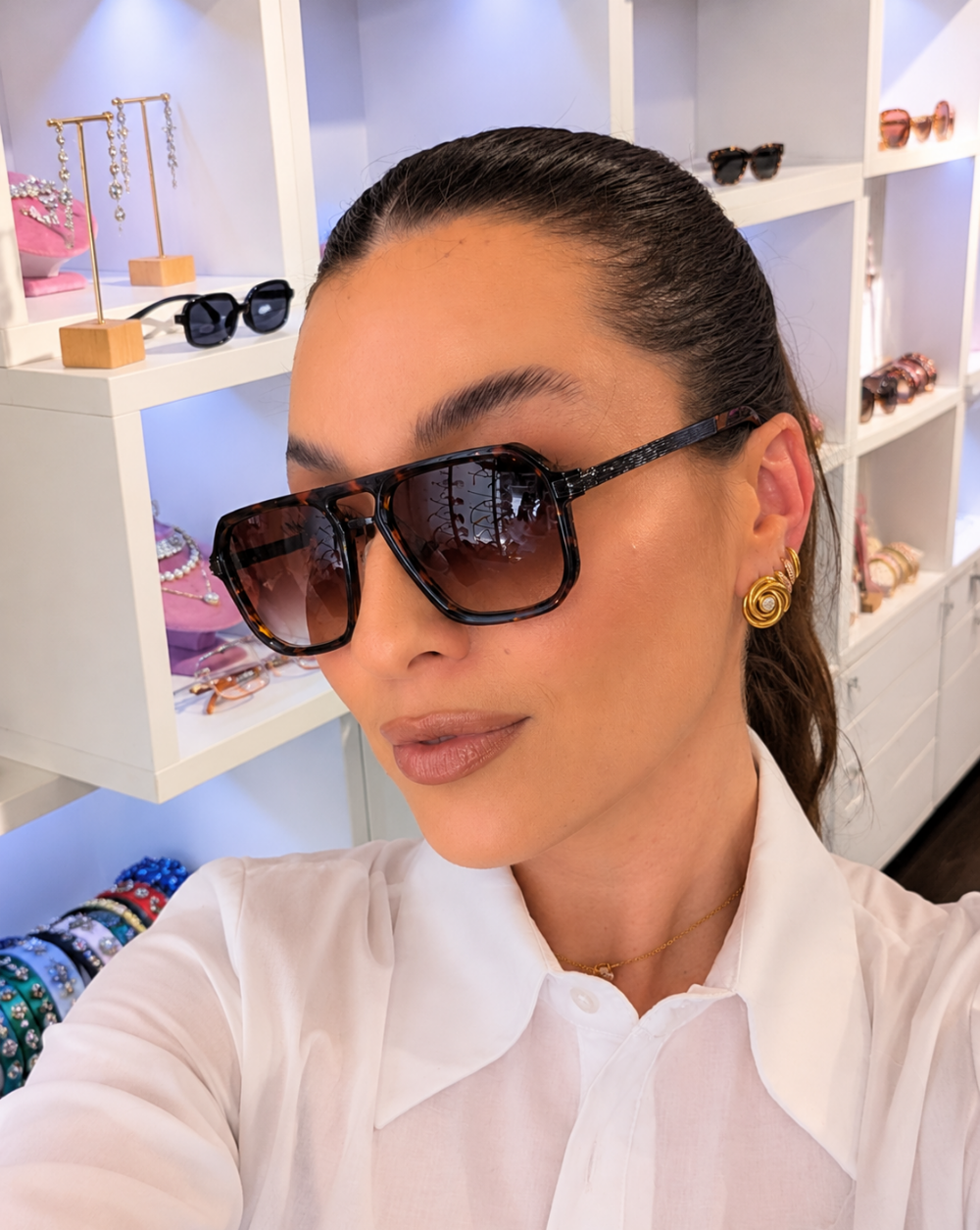 Sončna očala s kvadratnimi stekli in UV400 zaščito – trgovina Patrizia Ljubljana, moderen eleganten modni dodatek