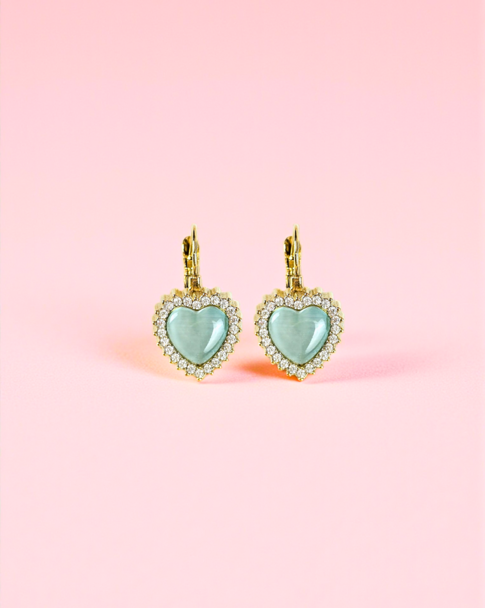 Viseči uhani s cirkoni CUORE v srčkasti obliki za romantičen, eleganten in trendi videz. Popolni za posebne priložnosti. Patrizia Ljubljana.