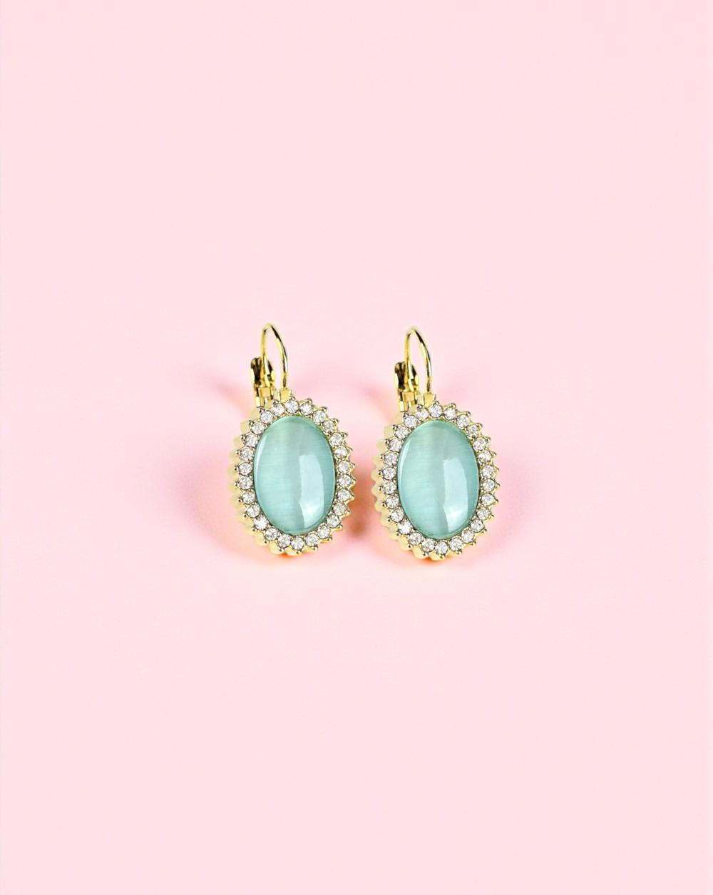 Viseči uhani s cirkoni OVAL z osrednjim ovalnim kamnom in bleščečim okvirjem. Prestižen, eleganten dodatek za vsak styling. Patrizia Ljubljana.