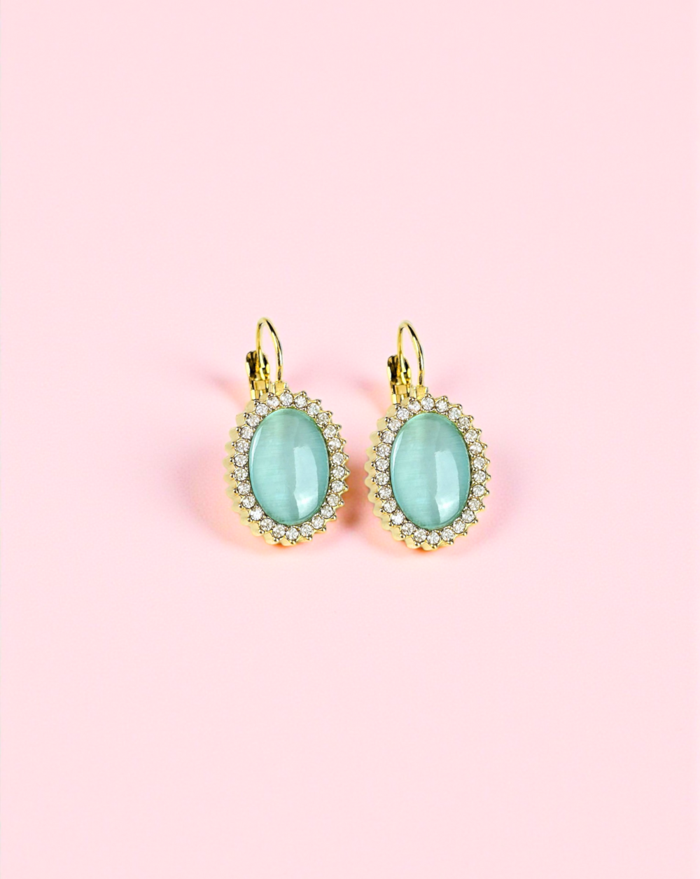 Viseči uhani s cirkoni OVAL z osrednjim ovalnim kamnom in bleščečim okvirjem. Prestižen, eleganten dodatek za vsak styling. Patrizia Ljubljana.