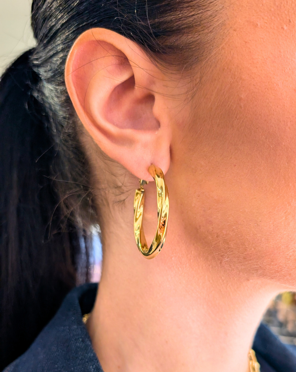 Okrugle naušnice s uvijenim uzorkom izrađene od nehrđajućeg ili kirurškog čelika – trgovina Patrizia Ljubljana, elegantan moderni nakit