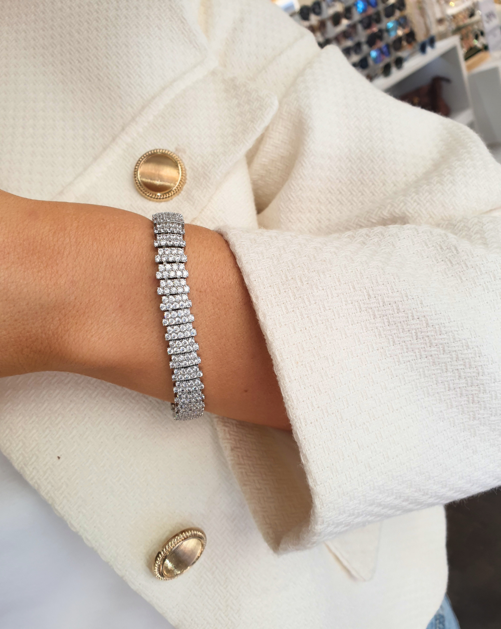 Elegantes Armband mit dichten Steinen - ein schillerndes Stück für besondere Anlässe von Patrizia Ljubljana.
