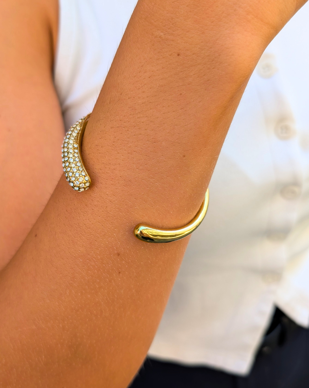 Armband PAVÉ CUFF aus goldenem Edelstahl, Trgovina Patrizia Ljubljana