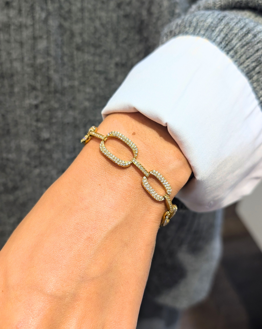 Elegantna zlata zapestnica PAVÉ LINKS iz nerjavečega jekla, z okrasnimi pavé kristali in modernim členastim dizajnom.