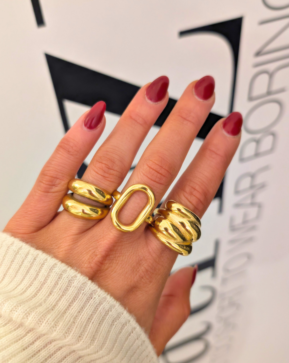 Chunky zlati statement prstani iz nerjavečega jekla na roki, Trgovina Patrizia Ljubljana