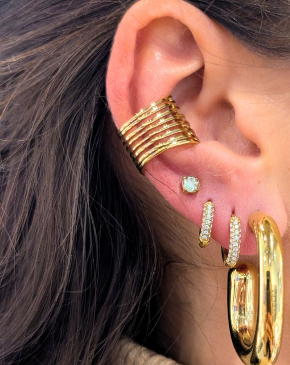 Earcuff LUXE BOLD iz nerjavečega jekla, sijoč zlati ušesni manšetni okras iz trgovine Patrizia Ljubljana za moden in drzen videz.