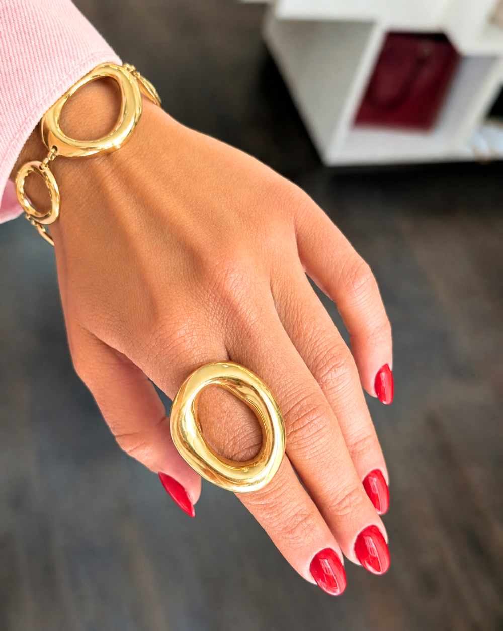 Ring offener, abgerundeter Form aus Edelstahl bzw. chirurgischem Stahl – trgovina Patrizia , moderner Statement-Schmuck