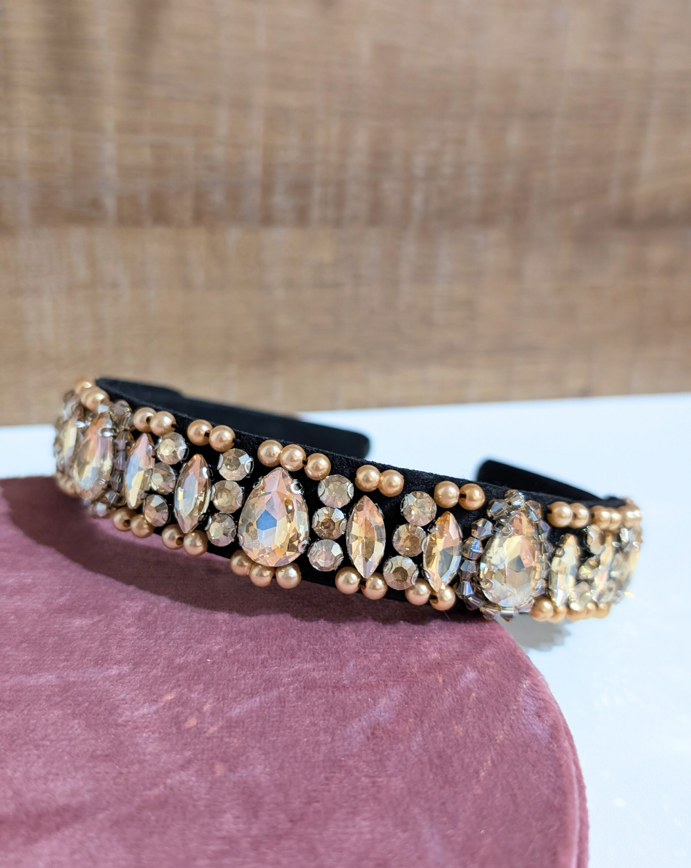 Obroč za lase CRYSTAL GLAM z bleščečimi kristali in perlami na črni podlagi – Trgovina Patrizia Ljubljana