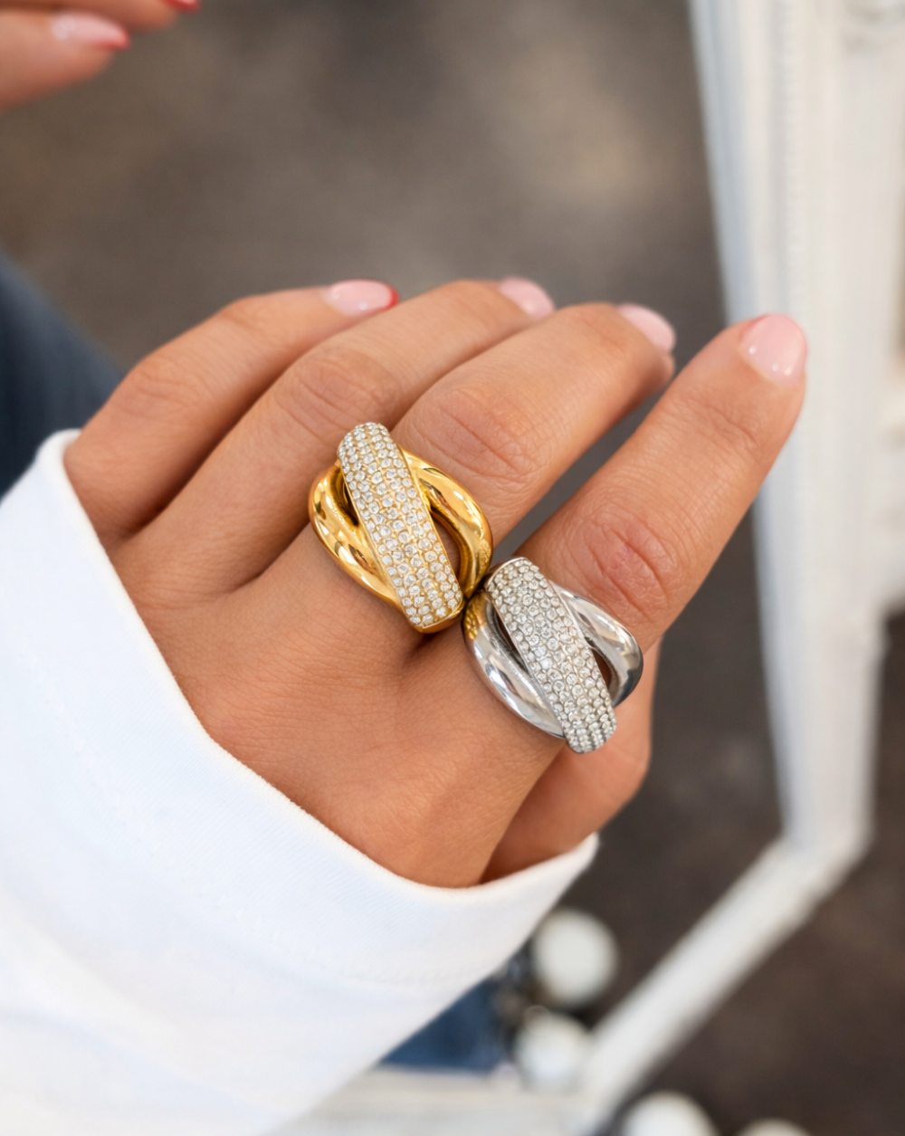 Ring einer Reihe aus Pavé-Kristallen aus Edelstahl bzw. chirurgischem Stahl – trgovina Patrizia , eleganter Statement-Schmuck