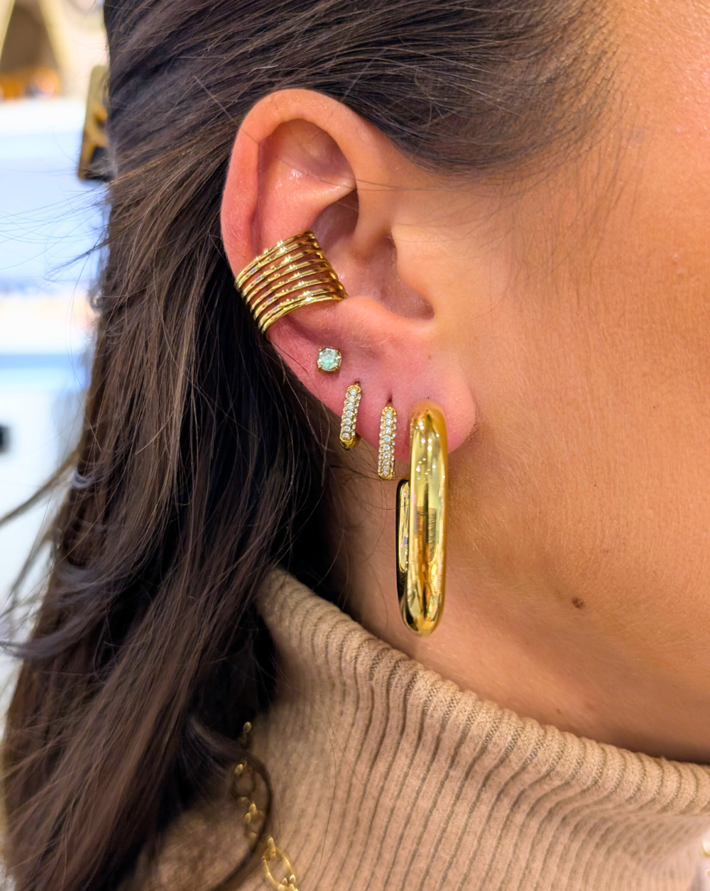 Okrogli uhani ICONIC HOOPS iz nerjavečega jekla, elegantni in sijoči zlati uhani iz trgovine Patrizia Ljubljana, popolni za sodoben in prestižen videz.