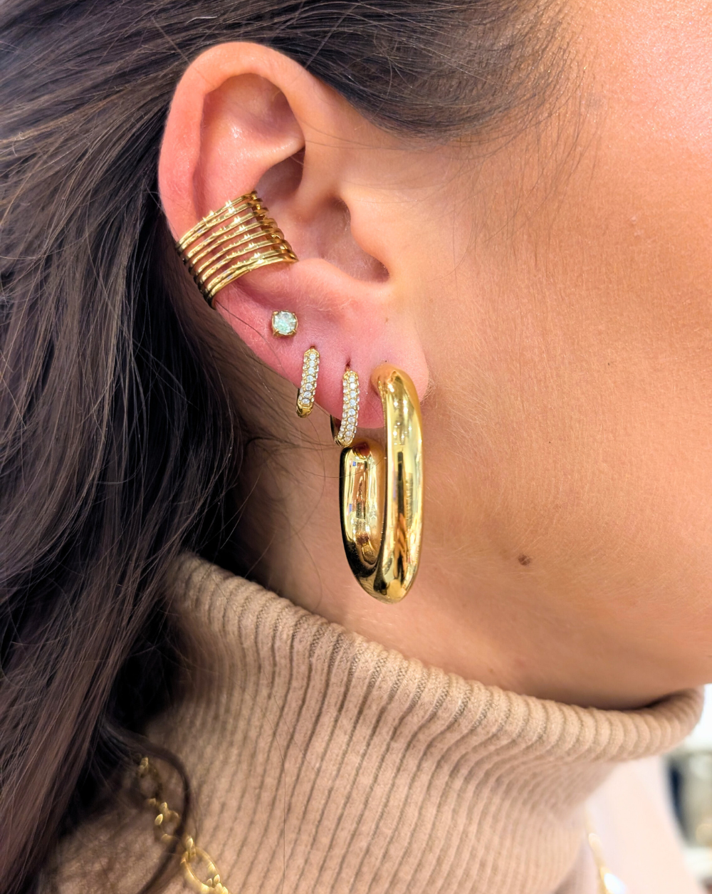 Okrogli uhani ICONIC HOOPS iz nerjavečega jekla, elegantni in sijoči zlati uhani iz trgovine Patrizia Ljubljana, popolni za sodoben in prestižen videz.