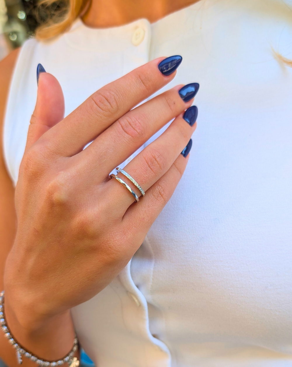 Ring SHINE aus rostfreiem Stahl in Silberfarbe mit glänzendem Detail am Arm – Trgovina Patrizia