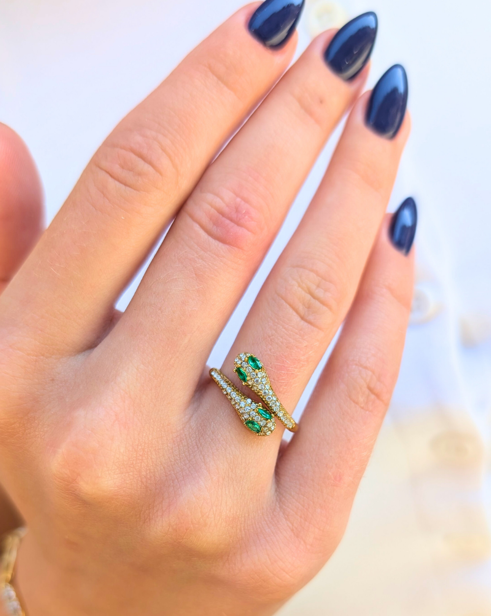 Ring SERPENT aus Edelstahl mit grünen Zirkonia in Goldfarbe am Handgelenk – Trgovina Patrizia