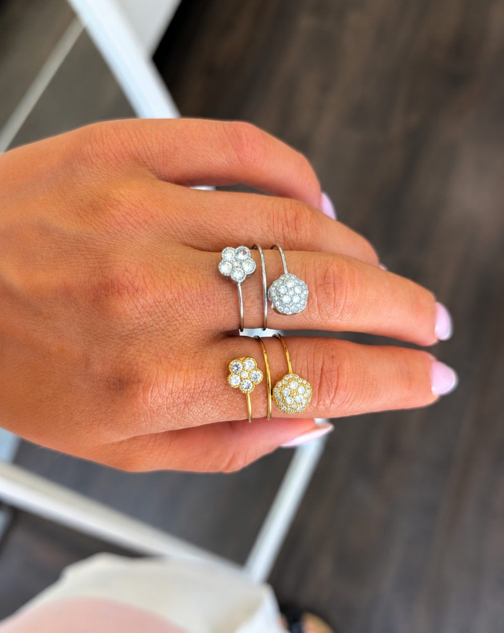 Ring FLOWER GLOW, made of stainless steel with a floral motif and clear crystals – Trgovina Patrizia Ljubljana.