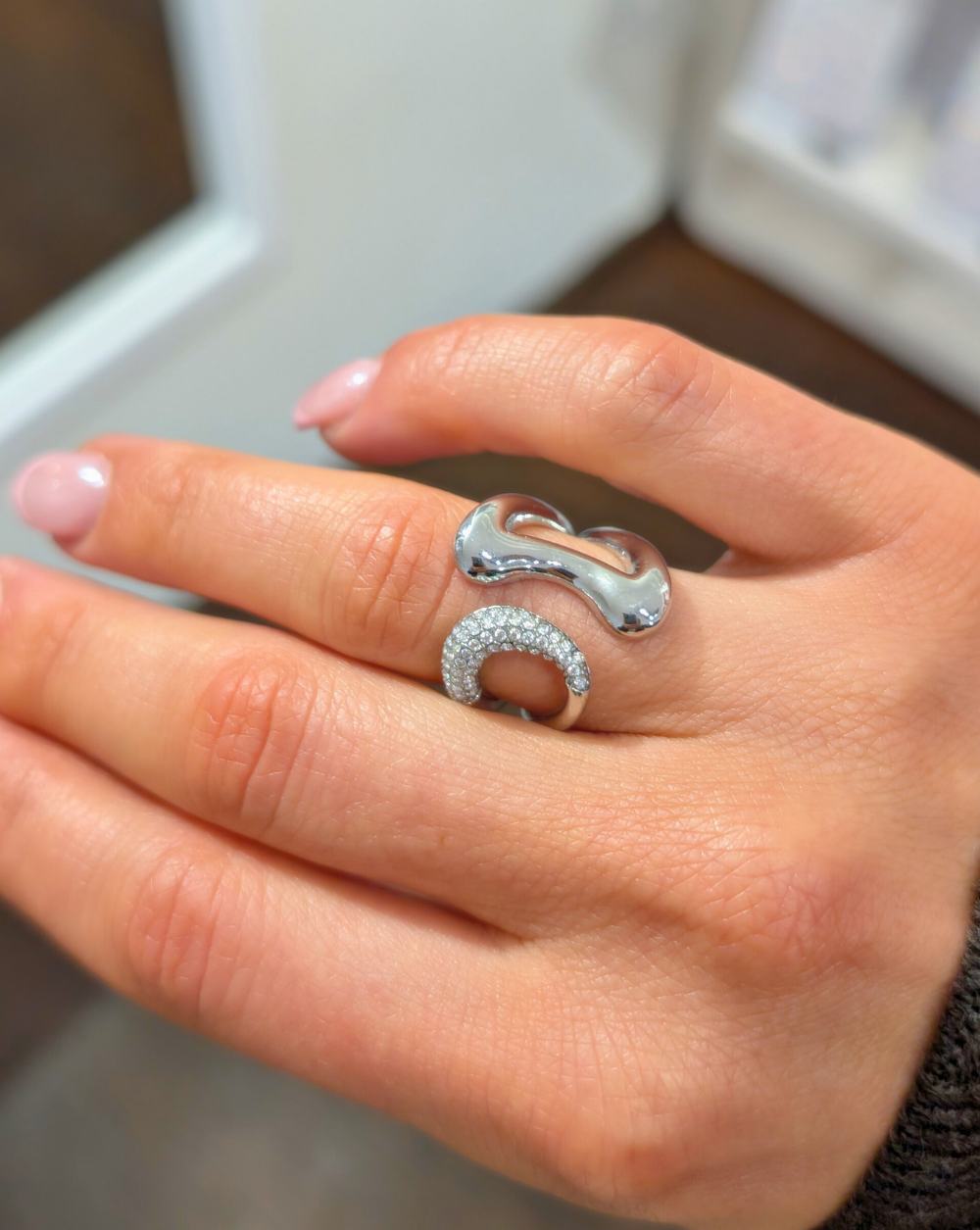 Ring FLOW Ring with curved design and pavé zirconia stones made of stainless steel, Trgovina Patrizia