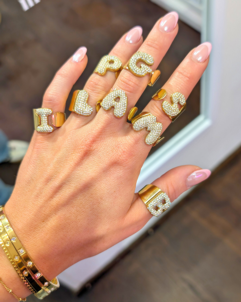 Prstan s črko PAVÉ BUBBLE s cirkoni iz nerjavečega jekla, Trgovina Patrizia Ljubljana