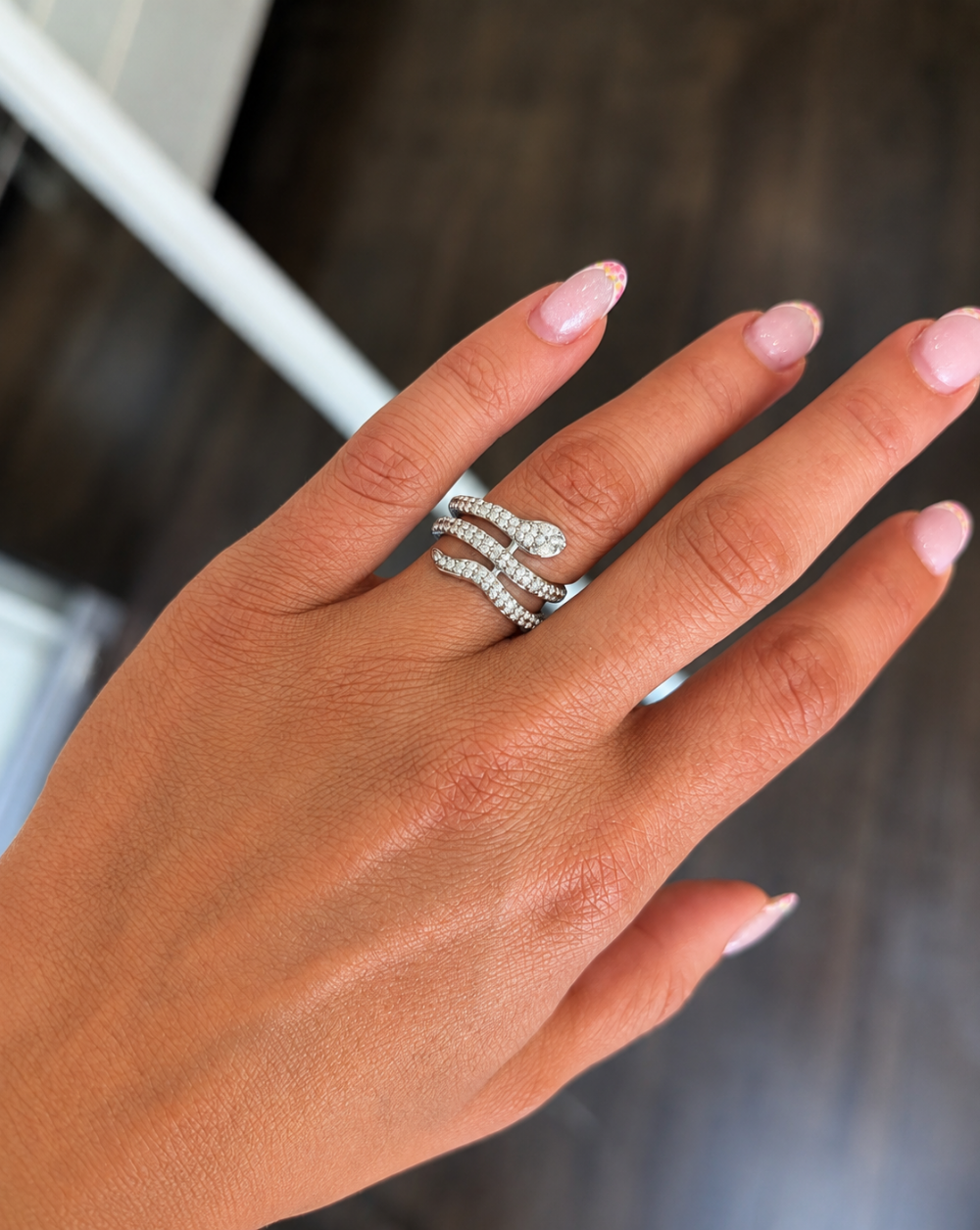 Die goldene „ Ring “ SERPENT SPARKLE aus Edelstahl mit spiralförmigem Design und transparenten, funkelnden Kristallen – Trgovina Patrizia Ljubljana.