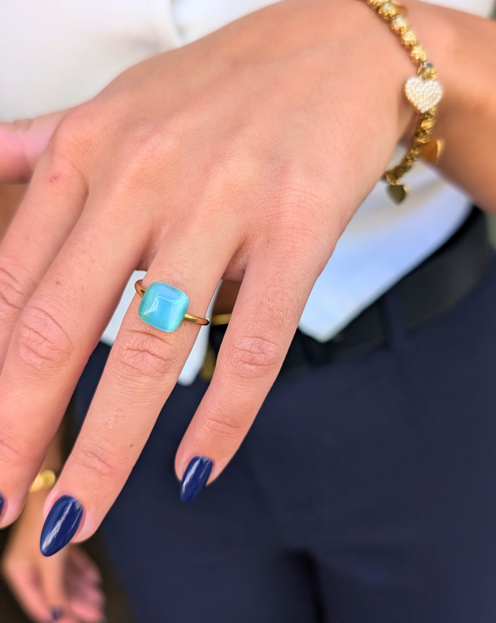 Ring STONE aus Edelstahl mit glatt bearbeitetem Stein am Arm – Trgovina Patrizia