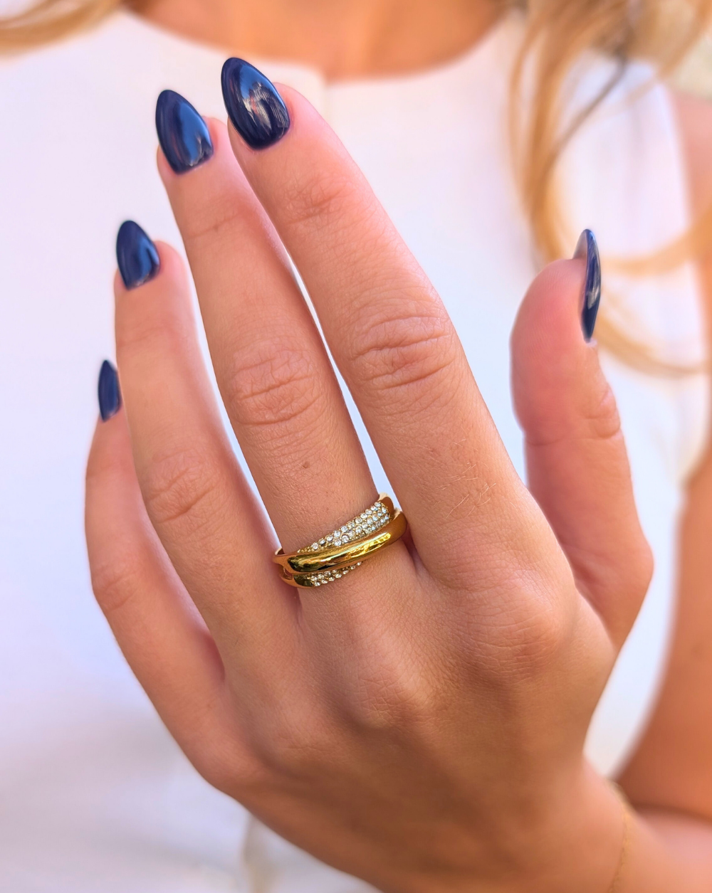 Ring aus Edelstahl mit glitzernden Zirkonia in Goldfarbe am Handgelenk – Trgovina Patrizia