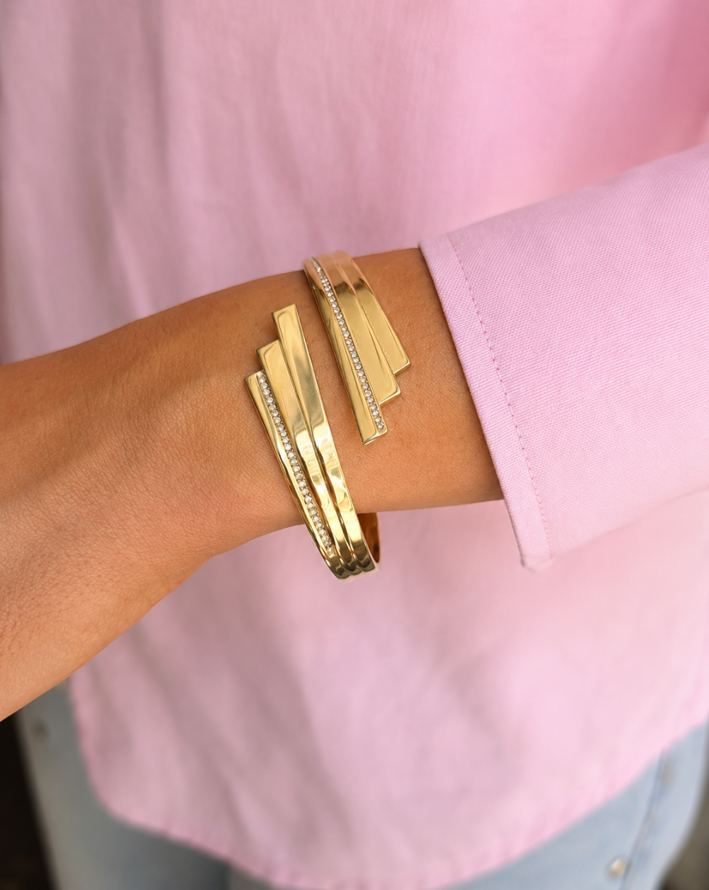 Bracelet TWIST stainless steel Bracelet – open cuff Bracelet intertwining lines and sparkling crystals for a sophisticated statement look. Trgovina Patrizia . 