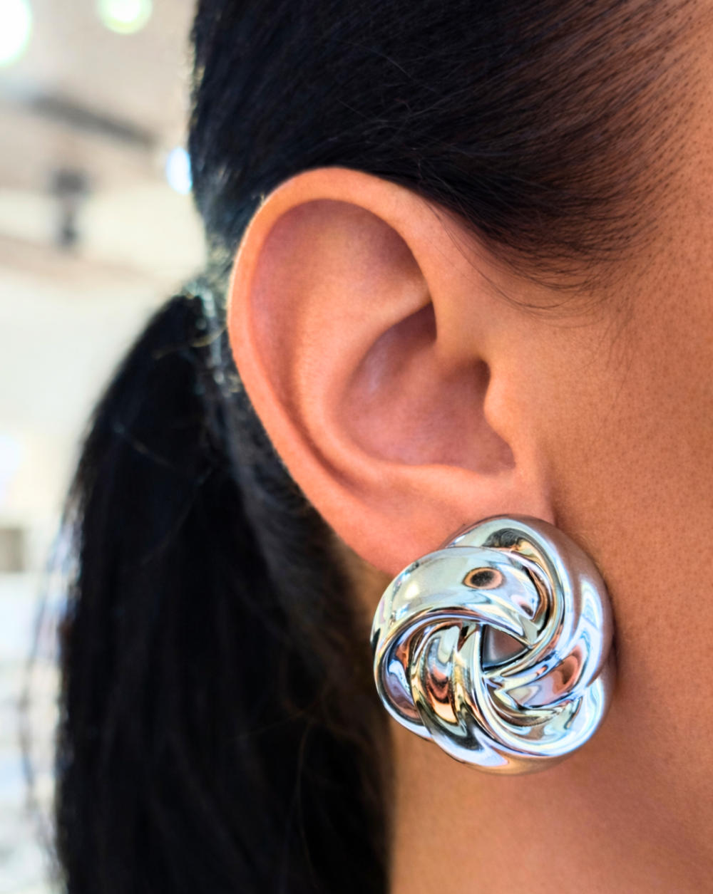 Naušnice s kopčom i čvorastim dizajnom izrađene od nehrđajućeg ili kirurškog čelika – trgovina Patrizia Ljubljana, statement elegantan nakit