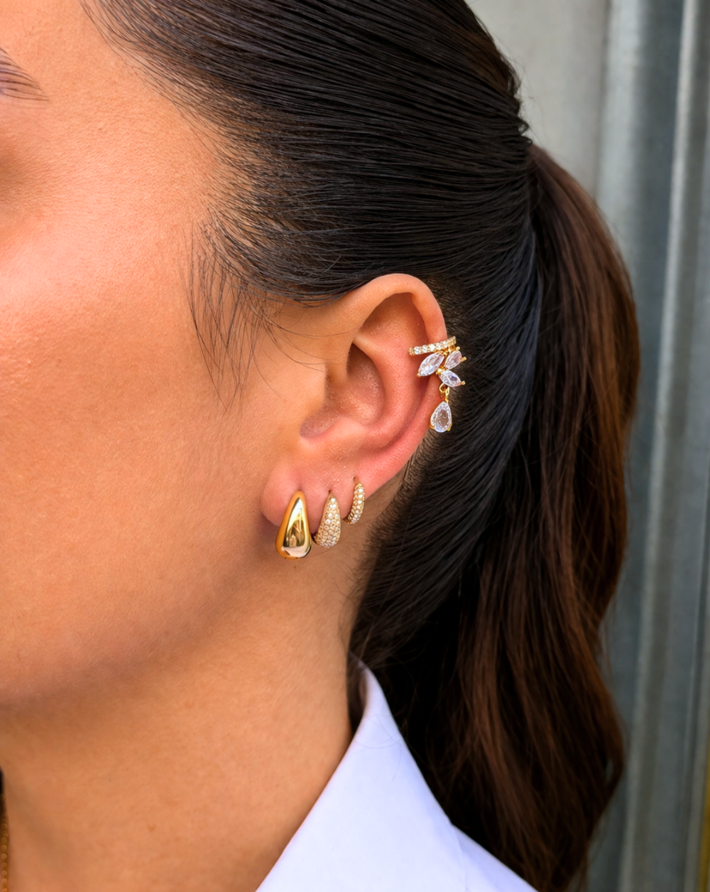 Ohrklemme mit Kristallen und hängendem Detail – trgovina Patrizia , eleganter, moderner Schmuck