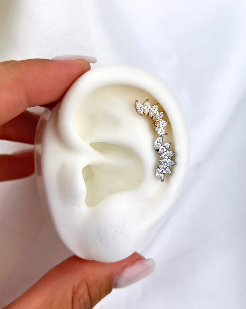 Helix-Ohrring mit Marquise-Kristallen in geschwungener Linie aus Edelstahl bzw. chirurgischem Stahl – trgovina Patrizia , eleganter, moderner Schmuck