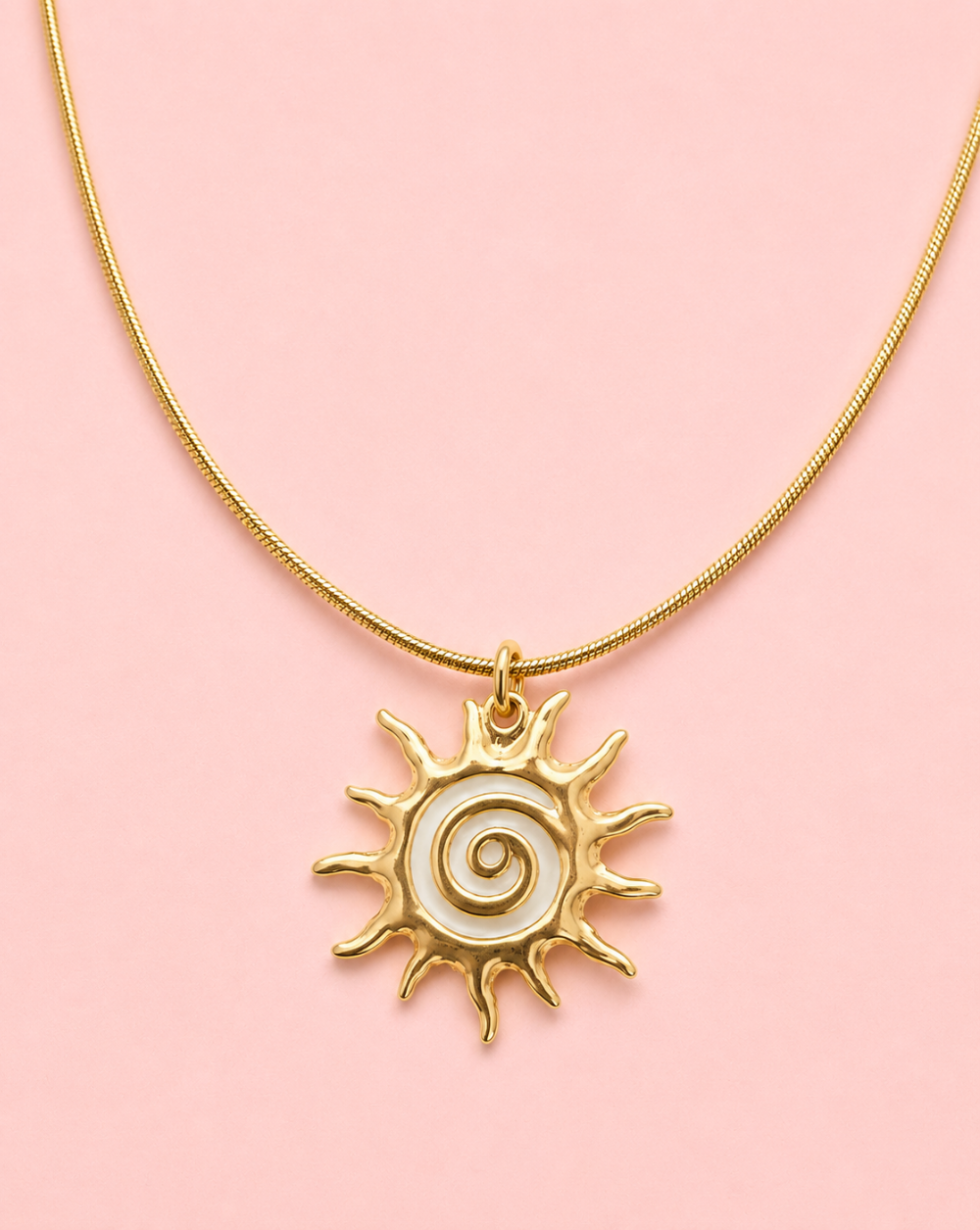 Verižica SUNNY SPIRAL iz nerjavečega jekla – verižica z motivom sonca in spiralnim detajlom za poletni, eleganten in poseben videz. Trgovina Patrizia Ljubljana