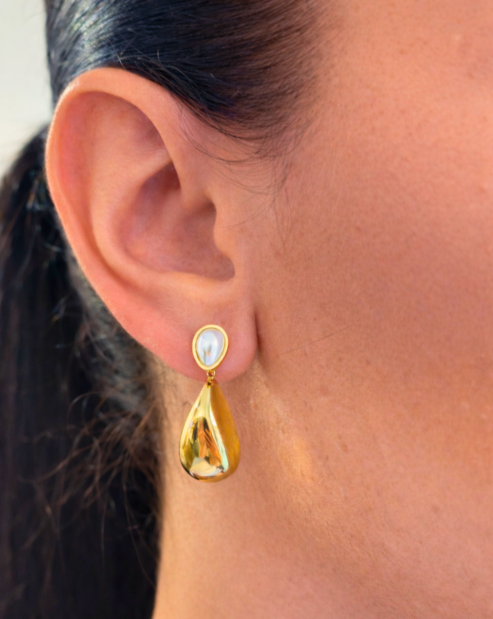 Fashionable drop earrings with a pearl and teardrop design made of stainless steel or surgical steel – trgovina Patrizia , elegant and feminine jewelry