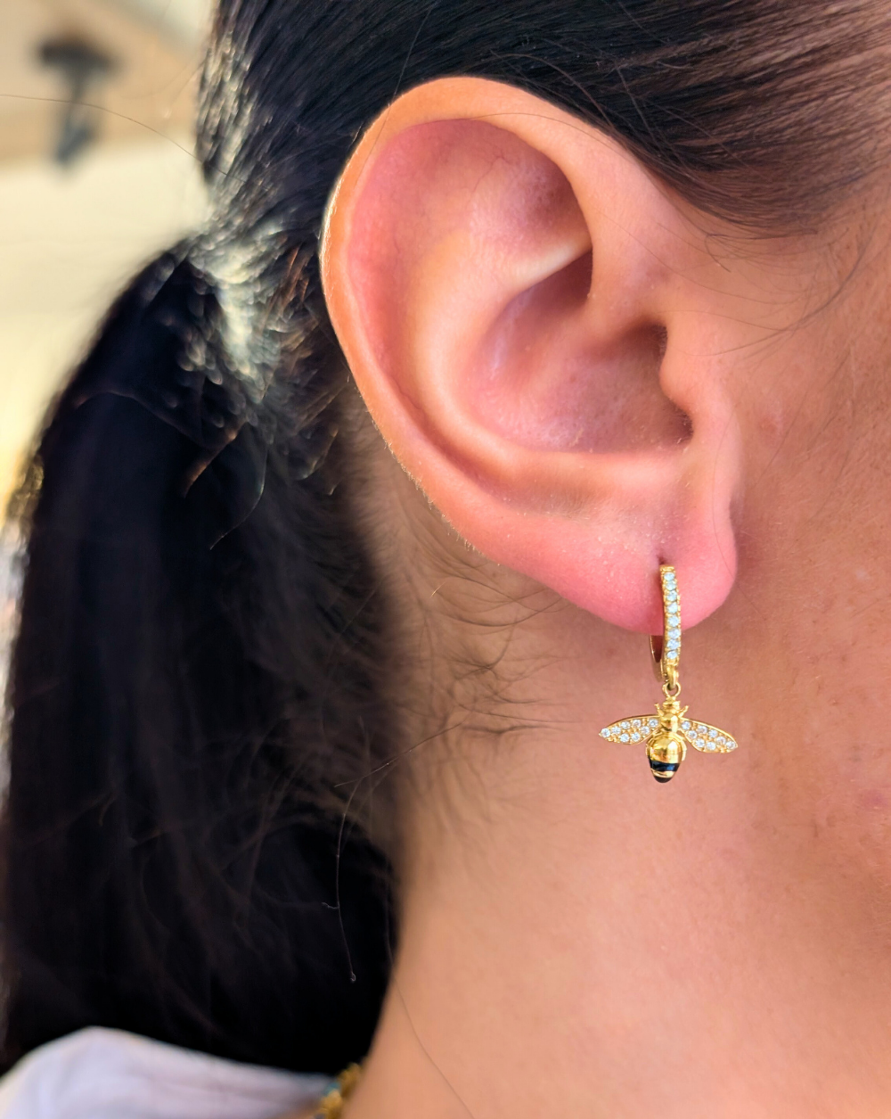 Okrugle naušnice s privjeskom pčele od nehrđajućeg ili kirurškog čelika – trgovina Patrizia Ljubljana, razigrani elegantni nakit