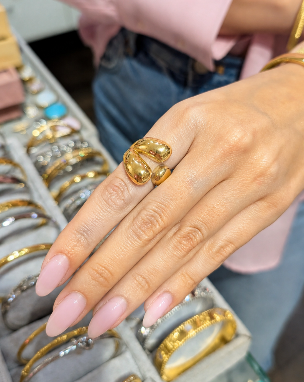 Ring offener, abgerundeter Form aus Edelstahl bzw. chirurgischem Stahl – trgovina Patrizia , eleganter, moderner Schmuck