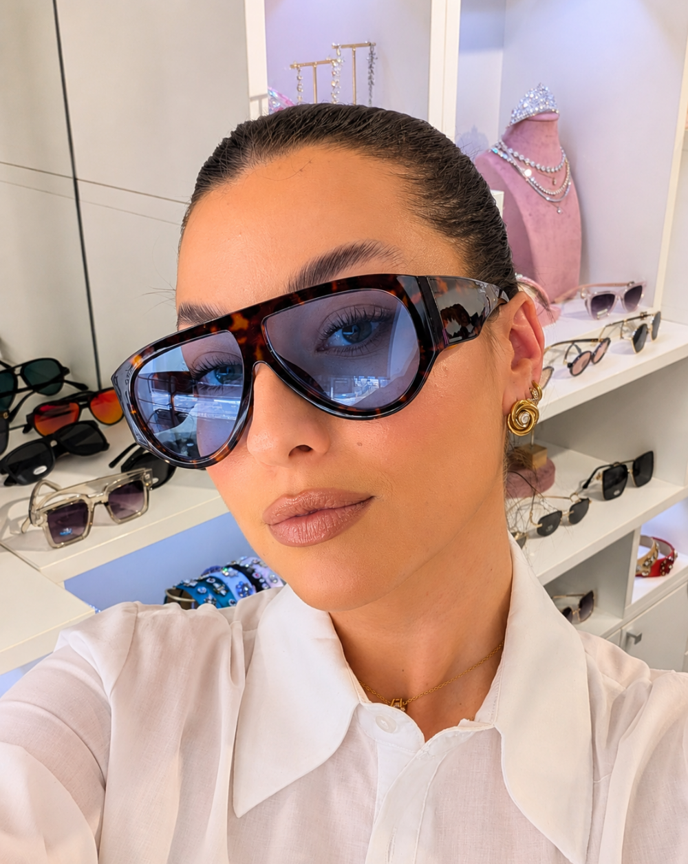 Sončna očala z velikimi zaobljenimi stekli in UV400 zaščito – trgovina Patrizia Ljubljana, moderen eleganten modni dodatek