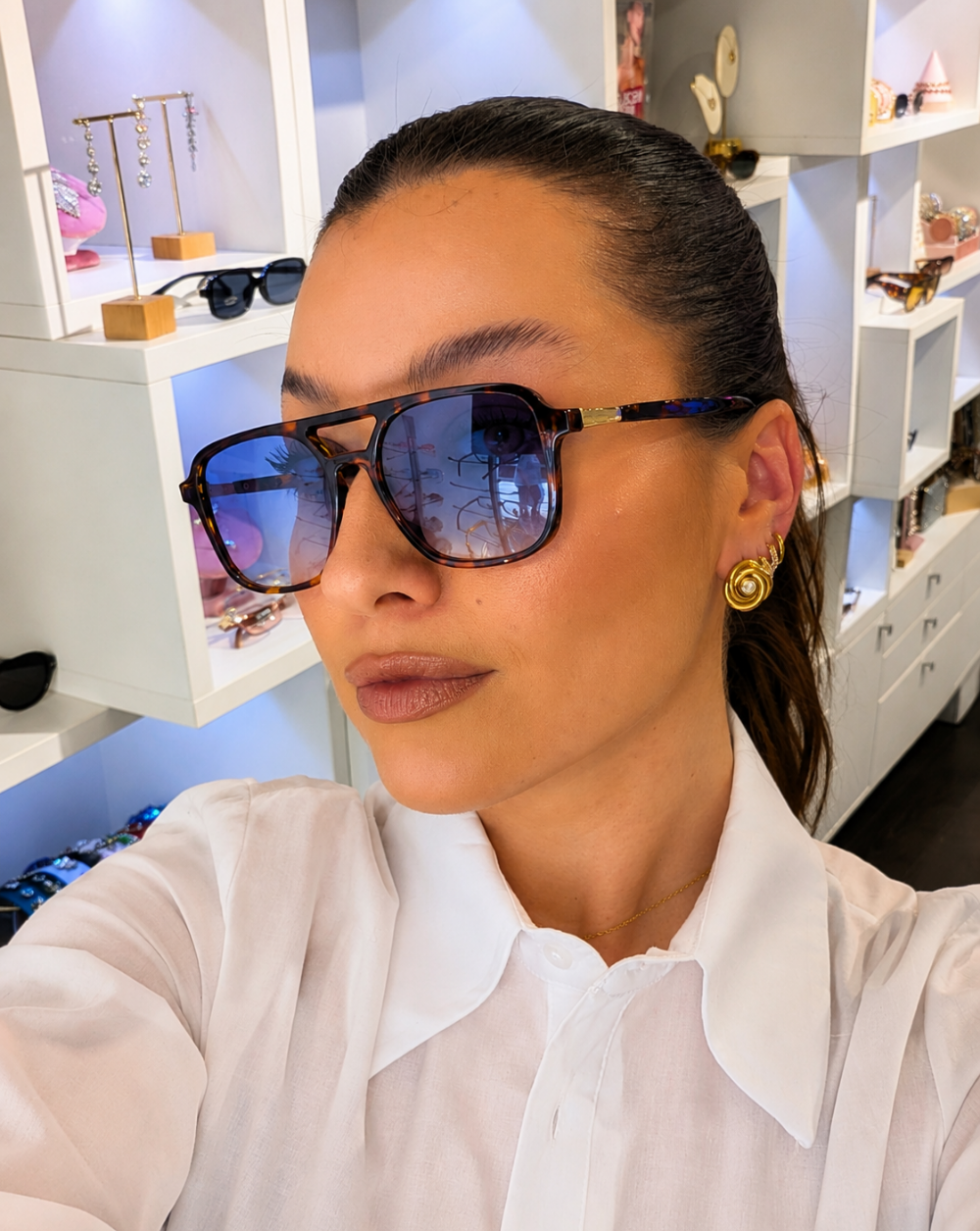 Sončna očala z modrimi stekli in UV400 zaščito – trgovina Patrizia Ljubljana, eleganten modni dodatek