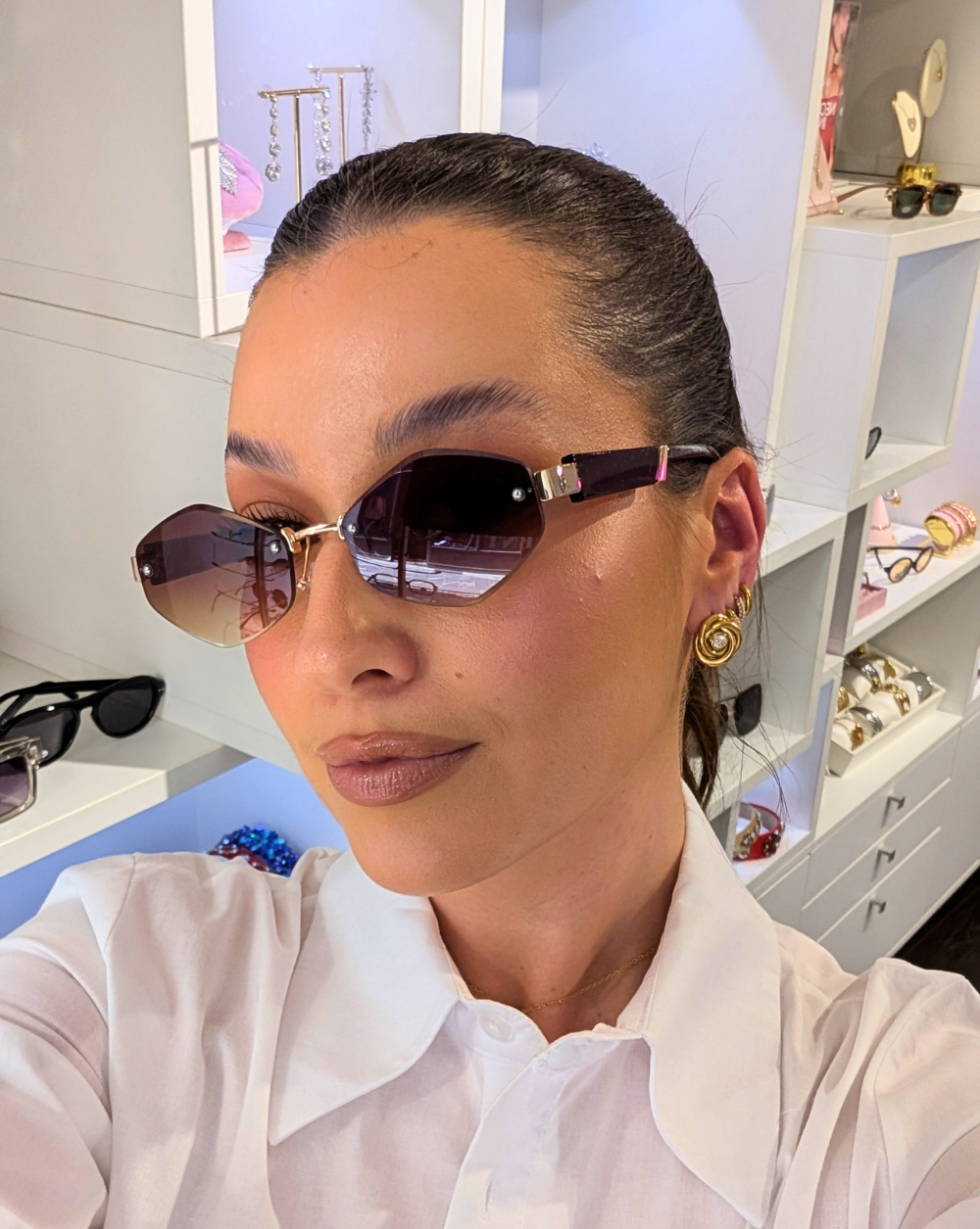 Sunčane naočale s uskim geometrijskim lećama i UV400 zaštitom – trgovina Patrizia Ljubljana, elegantan modni dodatak