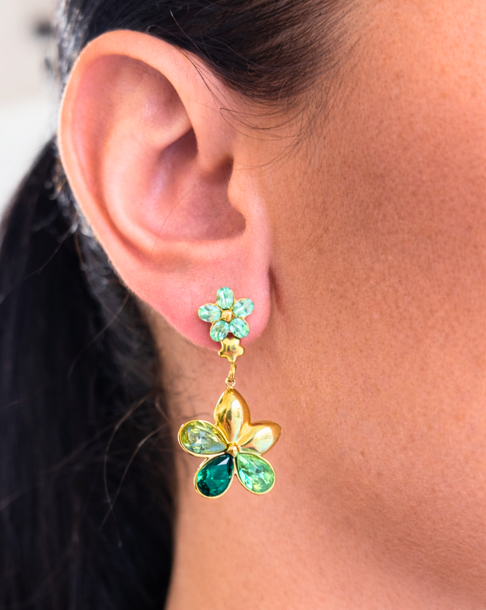 Naušnice s cvjetnim motivom i zelenim detaljima izrađene od nehrđajućeg ili kirurškog čelika – trgovina Patrizia Ljubljana, elegantni nakit s izričajnim detaljima
