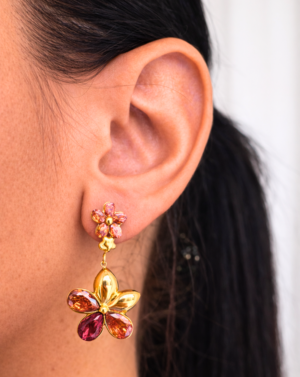 Naušnice s cvjetnim motivom izrađene od nehrđajućeg ili kirurškog čelika – trgovina Patrizia Ljubljana, statement elegantan nakit