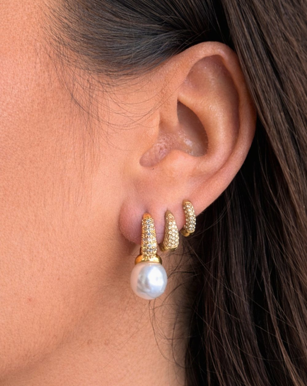 Ohrringe mit hängender Perle und Kristallen, rhodiniert – trgovina Patrizia , eleganter, femininer Schmuck