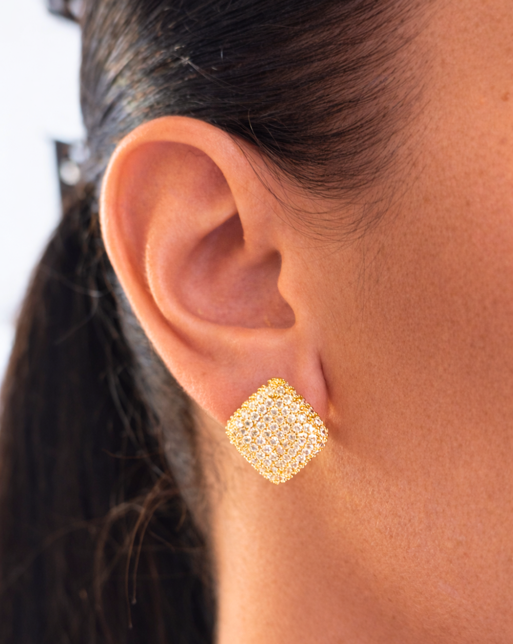 Naušnice zlatne boje s kvadratnom površinom s maksimalnim sjajem, presvučene rodijem – trgovina Patrizia Ljubljana, elegantni nakit s izričajnim detaljima