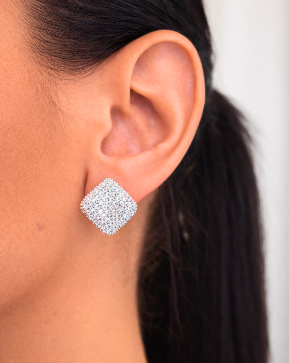 Naušnice s kvadratnom površinom s maksimalnim sjajem, presvučene rodijem – trgovina Patrizia Ljubljana, elegantni nakit s izričajnim detaljima