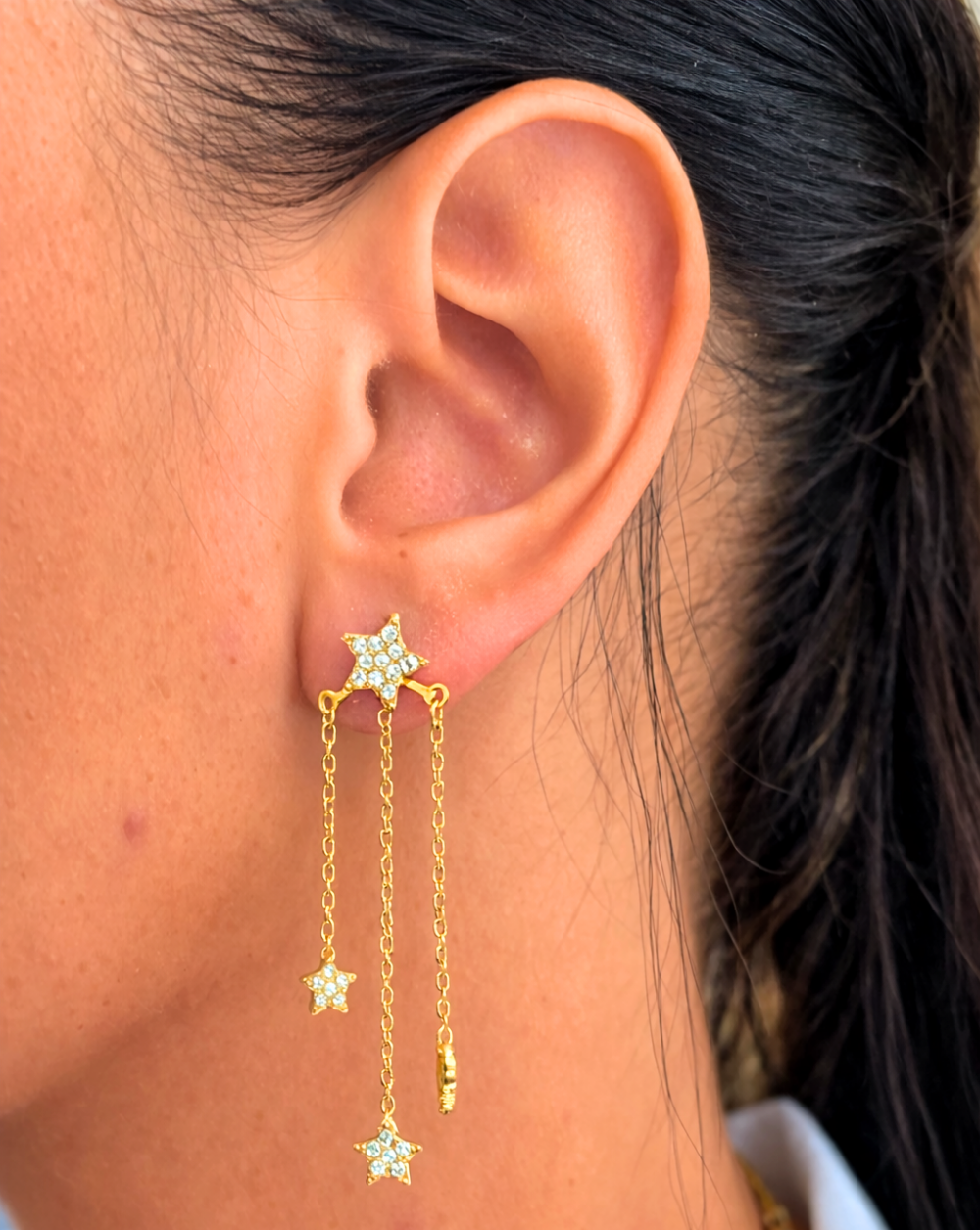 Naušnice sa zvijezdama i visećim lančićima od nehrđajućeg ili kirurškog čelika – trgovina Patrizia Ljubljana, elegantan razigran nakit