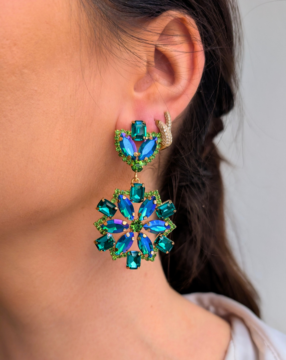 Viseće naušnice s cirkonima u plavim nijansama izrađene od metala presvučenog rodijem – trgovina Patrizia Ljubljana, glamurozni nakit