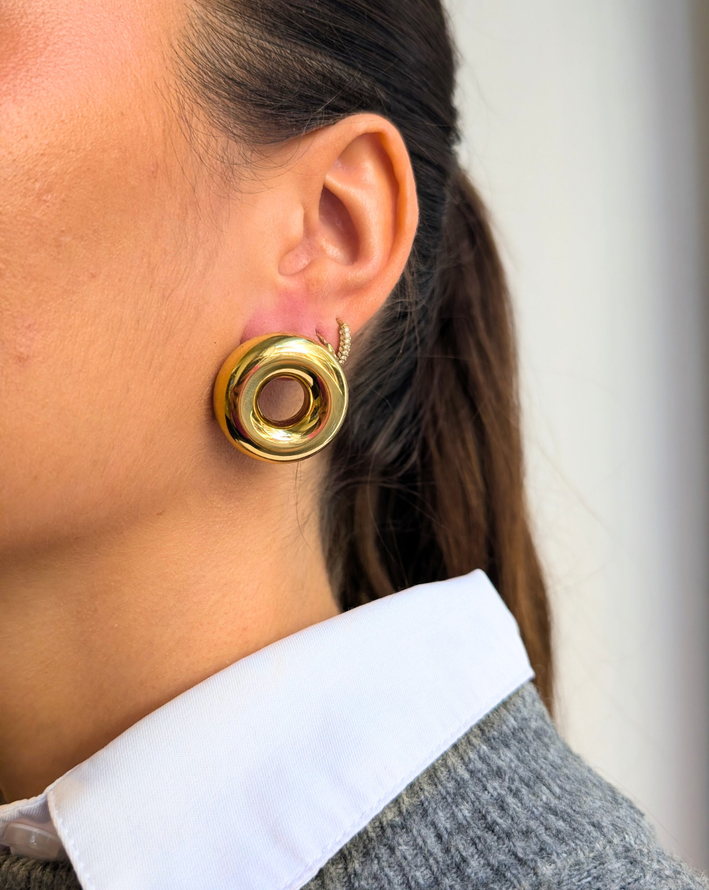 DONUT Edelstahl-Ohrringe in Gold mit runder Form, elegante und modische Ohrringe von Patrizia Ljubljana für einen kühnen und raffinierten Look.