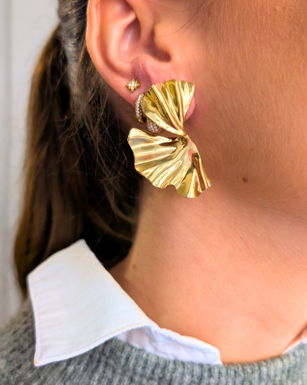 GINKGO Edelstahl-Ohrringe in Gold mit der Form eines Ginkgo-Blattes, elegante Mode-Ohrringe von Patrizia Ljubljana für einen modernen und raffinierten Look.