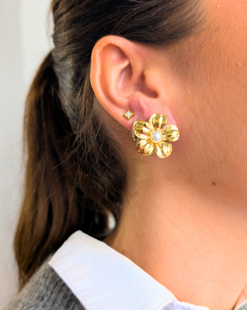 GOLD BLOOM Blumenohrringe aus Edelstahl mit Perlenverzierung, elegante Goldohrringe von Patrizia Ljubljana für einen femininen und glamourösen Look.