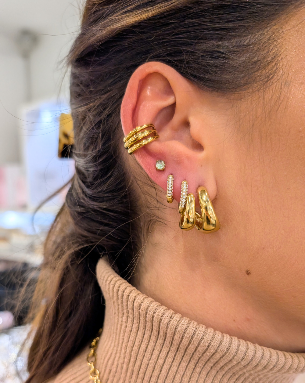 MELT Edelstahl-Ohrringe in Gold mit einer weichen, runden Form, elegante Mode-Ohrringe von Patrizia Ljubljana für einen modernen und femininen Look.