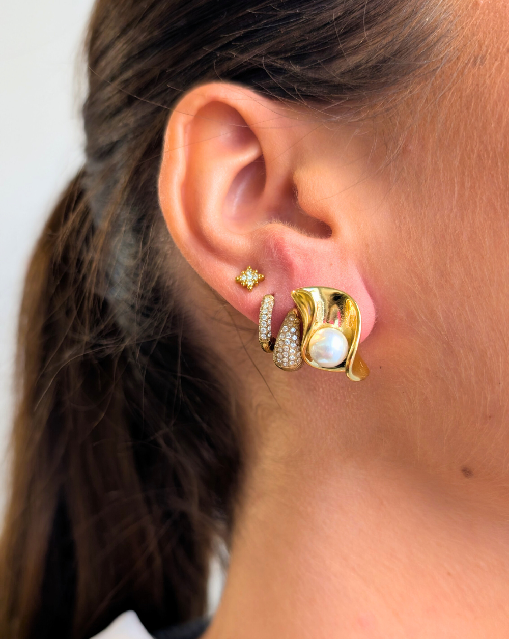 PEARL SCULPT Perlenohrringe aus Edelstahl, elegante goldene Ohrringe mit modernem Wellenmuster von Patrizia Ljubljana.