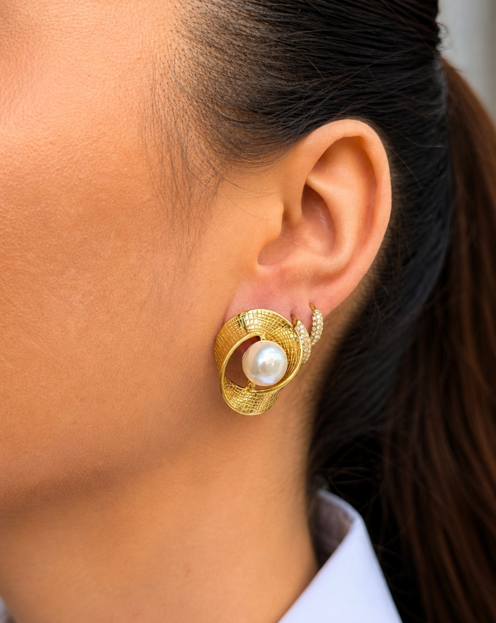 Ohrringe PEARL aus Edelstahl bzw. chirurgischem Stahl – goldfarbene, strukturierte Statement-Ohrringe mit Perle, Trgovina Patrizia