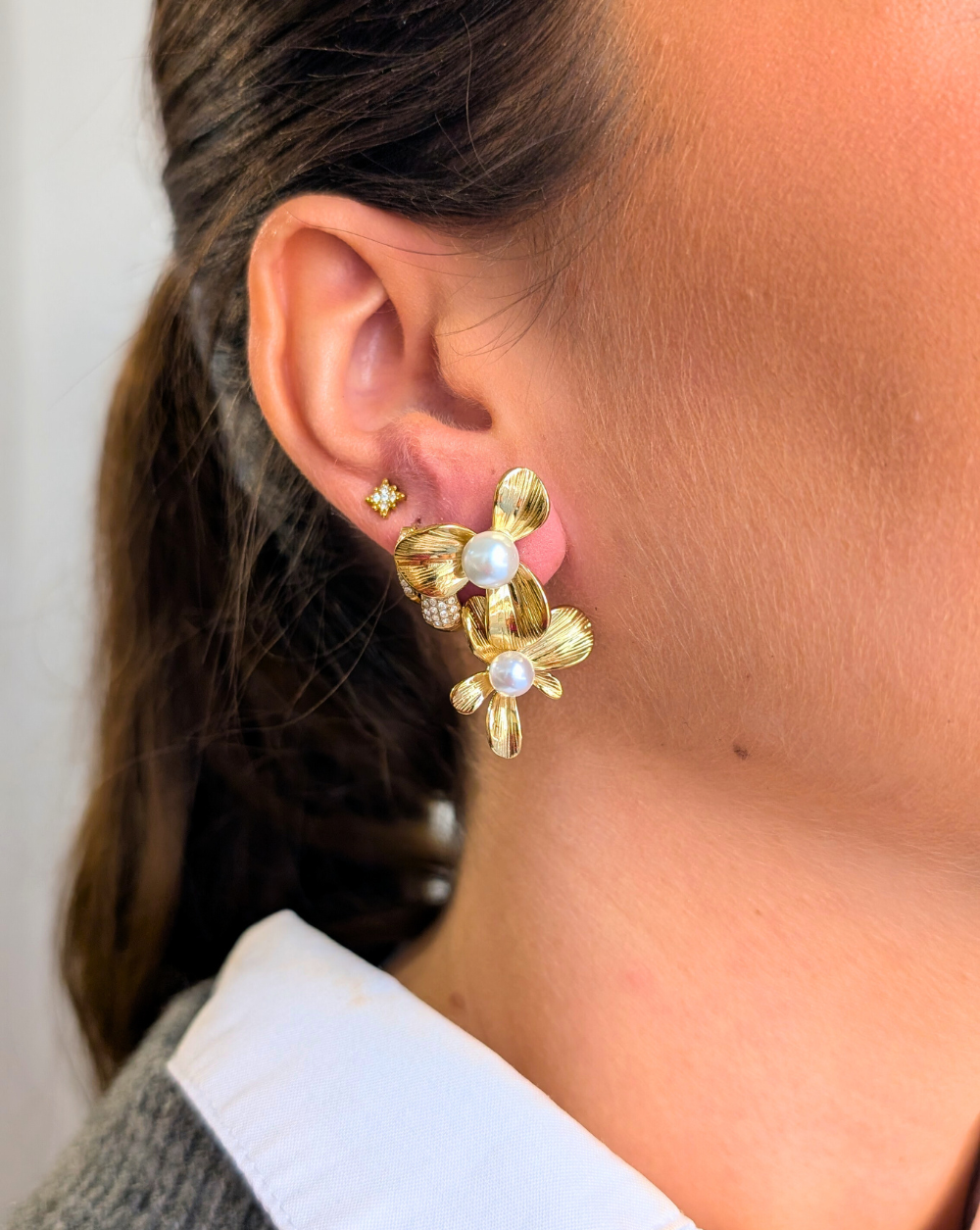 PETAL PEARL Ohrringe aus Edelstahl mit Perlenakzenten in Blumenform, elegante goldene Ohrringe von Patrizia Ljubljana für einen femininen und raffinierten Look.